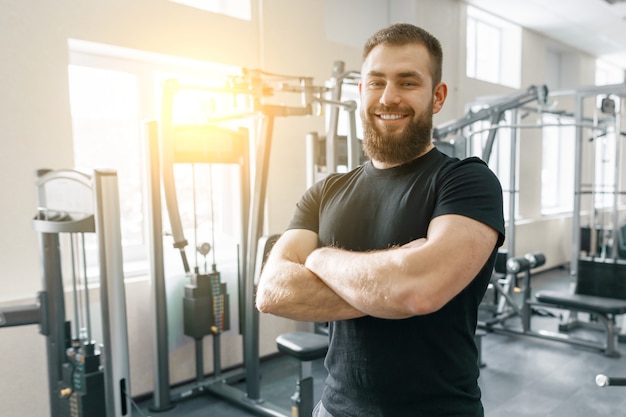 Portret uśmiechnięty osobisty trener fitness w siłowni