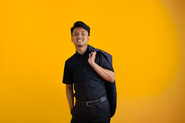 Portret uśmiechnięty przystojny azjatycki mężczyzna z żółtym tłem