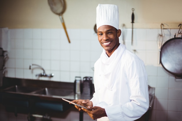 Portret Uśmiechnięty Szef Kuchni Używa Cyfrową Pastylkę