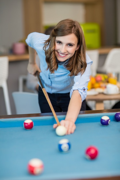 Portret Uśmiechnięty Wykonawczy Biznesu Gra W Bilard