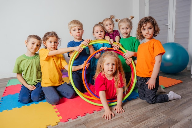 Portret uśmiechniętych dzieci z hula hopami