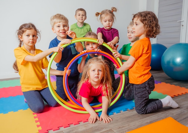 Portret uśmiechniętych dzieci z hula hopami