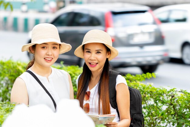 Zdjęcie portret uśmiechniętych przyjaciół noszących kapelusze w mieście