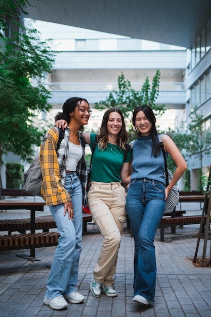 Portret uśmiechniętych studentek patrzących na kamerę Są na uniwersytecie, idą na zajęcia.