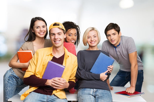 Portret uśmiechniętych studentów razem