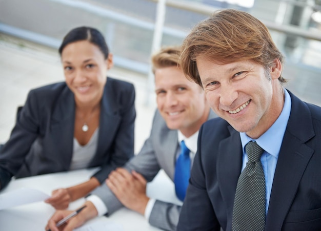 Portret uśmiechu i biznesmenów spotykających się w biurze w sali zarządowej w celu współpracy lub planowania Face corporate i pracy zespołowej z szczęśliwą grupą profesjonalnych pracowników w miejscu pracy razem