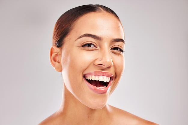Portret uśmiechu i czarna kobieta z zębami w studio dla dentysty i jamy ustnej, opieka zdrowotna i marketing ubezpieczeniowy Modelka z kosmetykami świecącymi do twarzy i zadowolona z wyników wybielania zębów