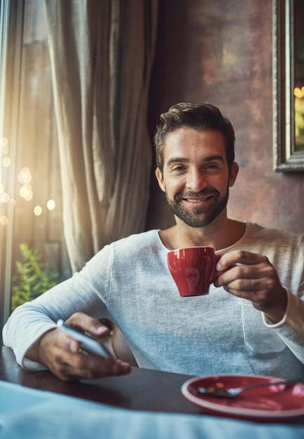 Portret uśmiechu w kawiarni i człowieka do badań online copywriting recenzja lub dziennikarz sieci społecznościowych Cafe połączenie internetowe zdalna praca i freelancer w restauracji bistro do artykułu internetowego