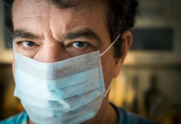 Zdjęcie portret w bliskim planie dorosłego mężczyzny w masce medycznej