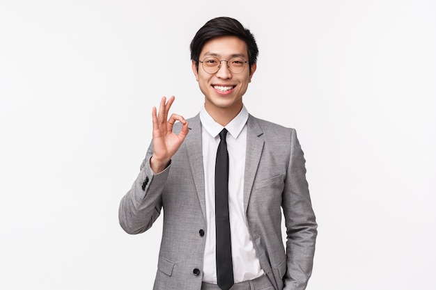 Portret w talii sukces szczęśliwy, uśmiechnięty azjatycki biznesmen