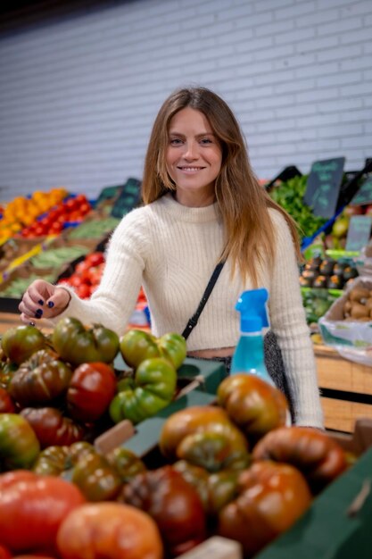 Portret wegetariańskiej kobiety kupującej warzywa i warzywa w sklepie spożywczym