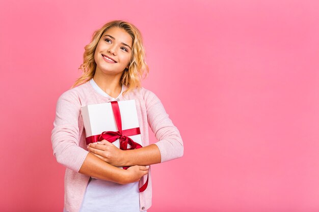 Portret wesoła blondynka