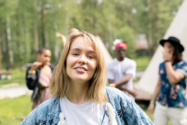 Portret Wesoła Dziewczyna O Blond Włosach, Zabawy Na Festiwalu Muzycznym