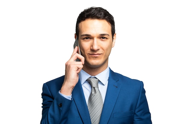 Portret wesołego biznesmena rozmawiającego przez telefon na białym tle