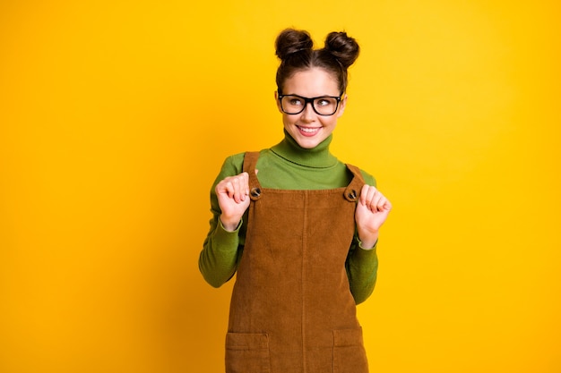 Portret wesołej dziewczyny nerd na białym tle jasny żywy połysk żywy żółty kolor tła