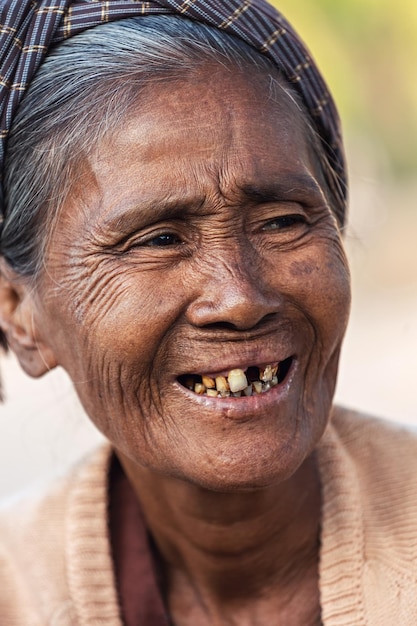 Portret wesołej kobiety z Birmy