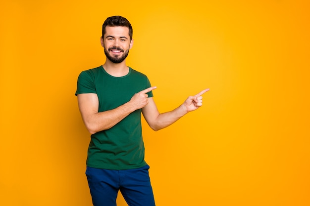 Portret wesoły facet promotor punkt palec wskazujący miejsce