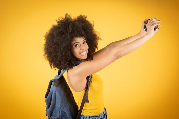 Portret wesoły pozytywny afro american kobieta biorąc selfie