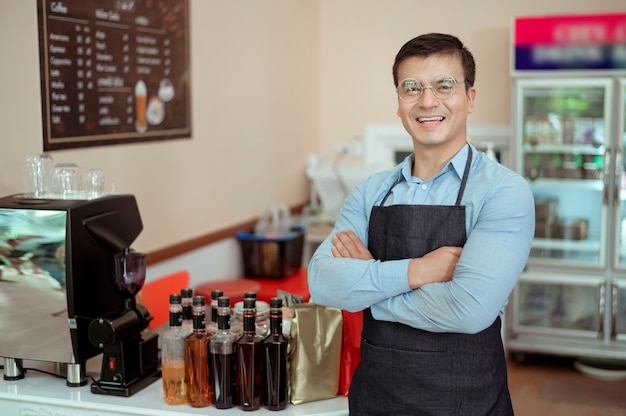 Portret Wesołych Baristów Uśmiechających Się W Kawiarni