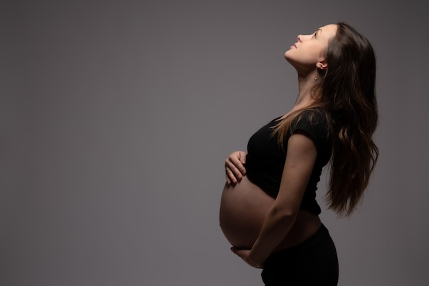 Portret widok z boku pięknej kobiety w ciąży