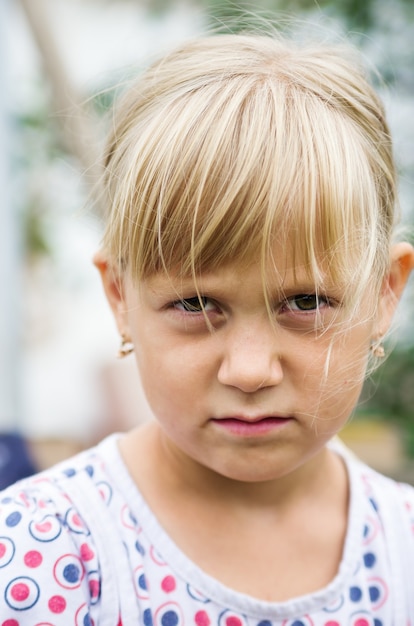 Zdjęcie portret wiejskiej dziewczyny