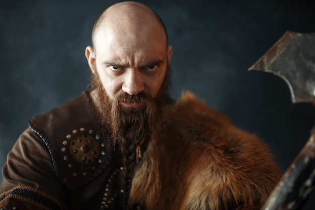 Portret wikinga z siekierą, duchem wojennym