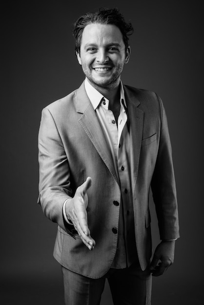 Portret włoskiego biznesmena noszącego garnitur na szaro w czerni i bieli