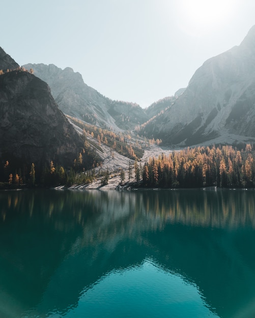 Portret wodni odbicia przy jeziornym Braies w dolomitach w Południowym Tyrol, Włochy