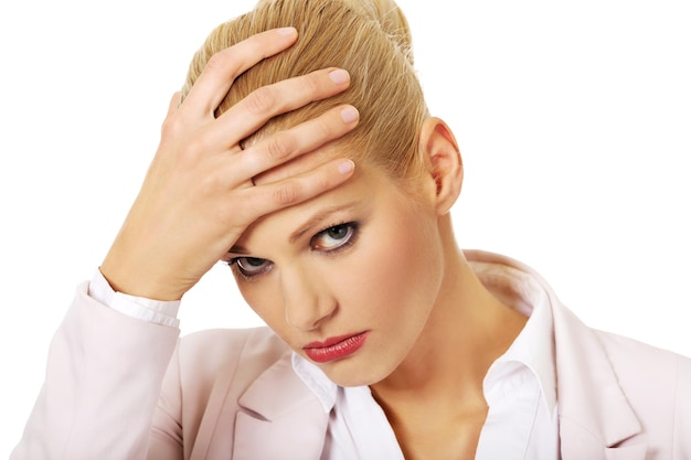 Portret wściekłej bizneswoman z bólem głowy na białym tle
