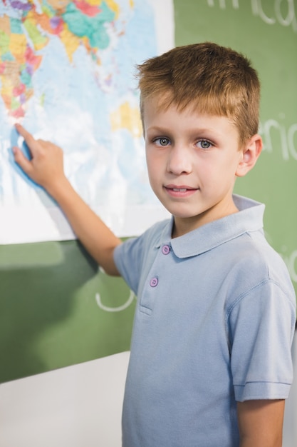 Portret wskazuje przy mapą w sala lekcyjnej uczeń