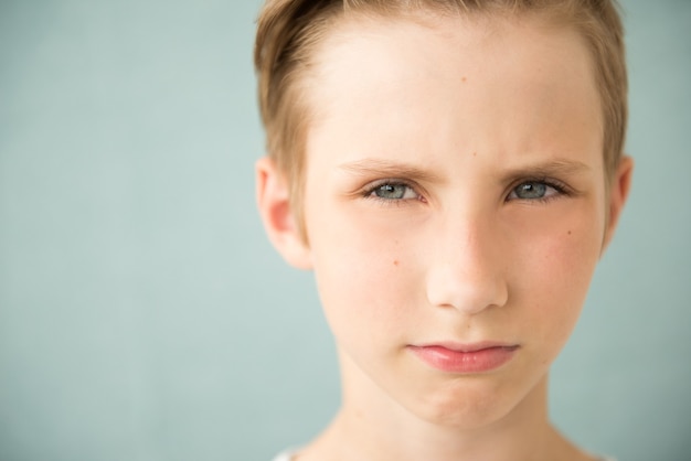 Zdjęcie portret współczesnego nastoletniego chłopca. strzał studio. kultura młodzieżowa