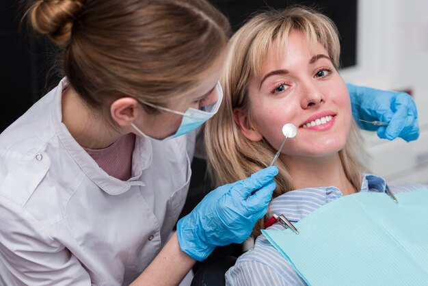 Portret wykonuje traktowanie na pacjencie dentysta