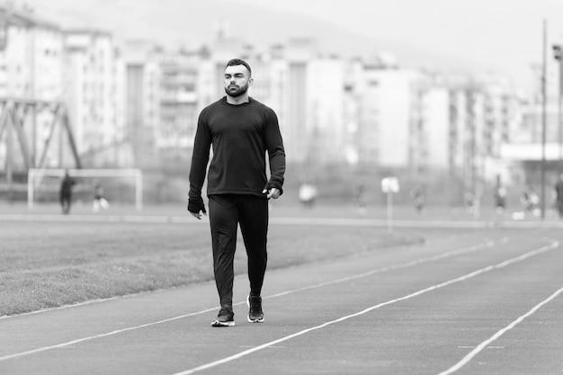 Portret Wysportowanego Mężczyzny Na Bieżni