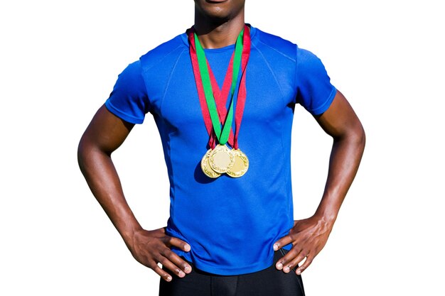 Portret wysportowanego mężczyzny w klatce piersiowej trzymającego złote medale