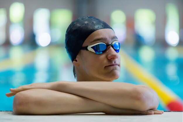 Portret Wysportowanego Nastoletniego Chłopca Na Basenie Sportowym