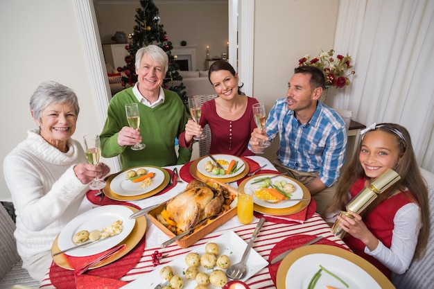 Portret wznosi toast przy kamerą szczęśliwa rodzina