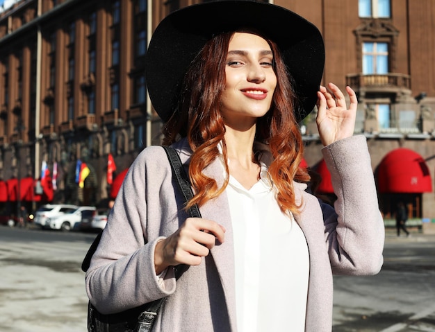Portret yong piękna szczęśliwa uśmiechnięta kobieta w stylowym płaszczu kapelusz Modelka spacerująca po ulicy europejskiego miasta