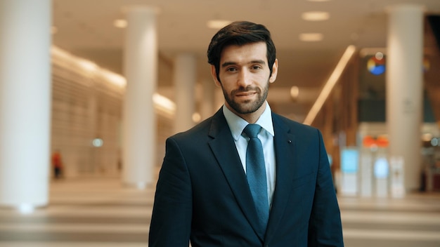 Portret z bliska biznesmena patrzącego w kamerę, stojącego w ekscytacji