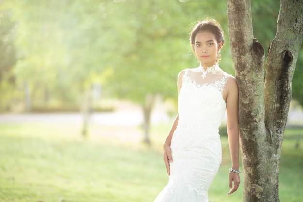 portret z naturalnym światłem asian panny młodej w sukni ślubnej