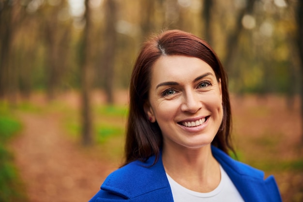 Portret zachwyconej kobiety pozuje na aparacie