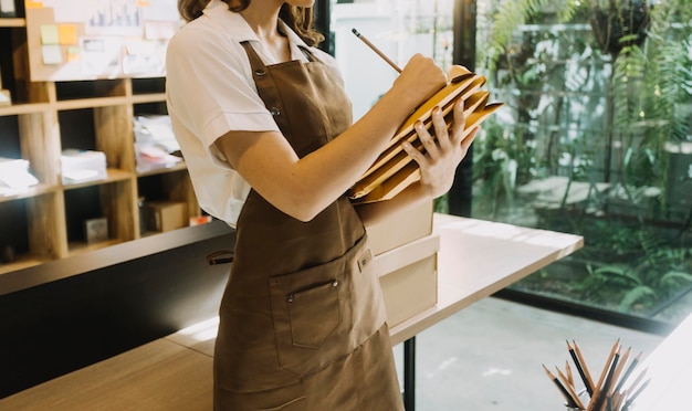 Portret zakładania małych firm Właściciele MŚP dwie Azjatki sprawdzają zamówienia online Sprzedaż produktów pracujących z pudełkami Praca niezależna w biurze domowym MŚP Biznes online Małe średnie przedsiębiorstwo