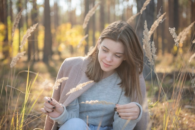 Portret Zamyślonej I Smutnej Dziewczyny. Kolory Jesieni . Styl życia. Jesienny Nastrój. Las