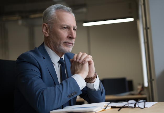 Portret Zamyślony Projekt Planowania Menedżera Siedzi W Biurze