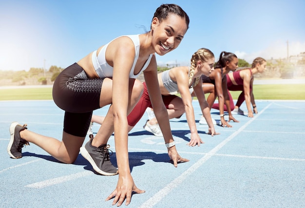 Portret zawodniczki zmotywowanej i gotowej do rywalizacji w lekkoatletycznej imprezie olimpijskiej Zróżnicowana grupa konkurencyjnych kobiet z rękami na linii startu, gotowa do wyścigu i zdeterminowana, aby wygrać