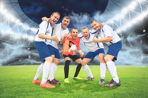 Zdjęcie portret zawodników ściskających pięści na boisku piłkarskim
