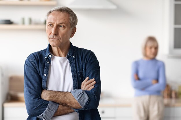 Portret zdenerwowanego dojrzałego mężczyzny, który kłóci się z żoną