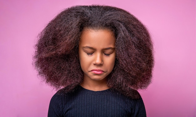 Portret zdenerwowany mały Afroamerykanin emocje i smutek zły nastrój smutny nieszczęśliwy smutny