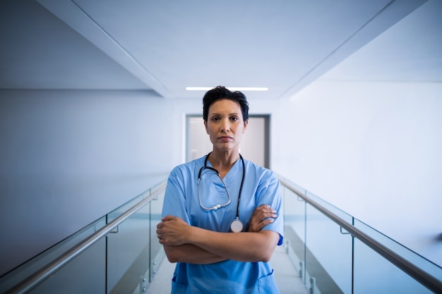 Portret żeńska pielęgniarki pozycja w korytarzu