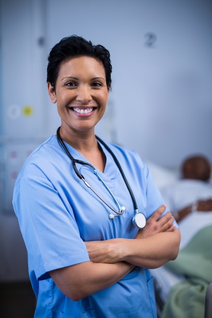 Portret żeńska pielęgniarki pozycja w oddziale