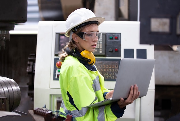 Portret żeński Inżynier Obsługi Maszyny Przez Laptop W Fabryce